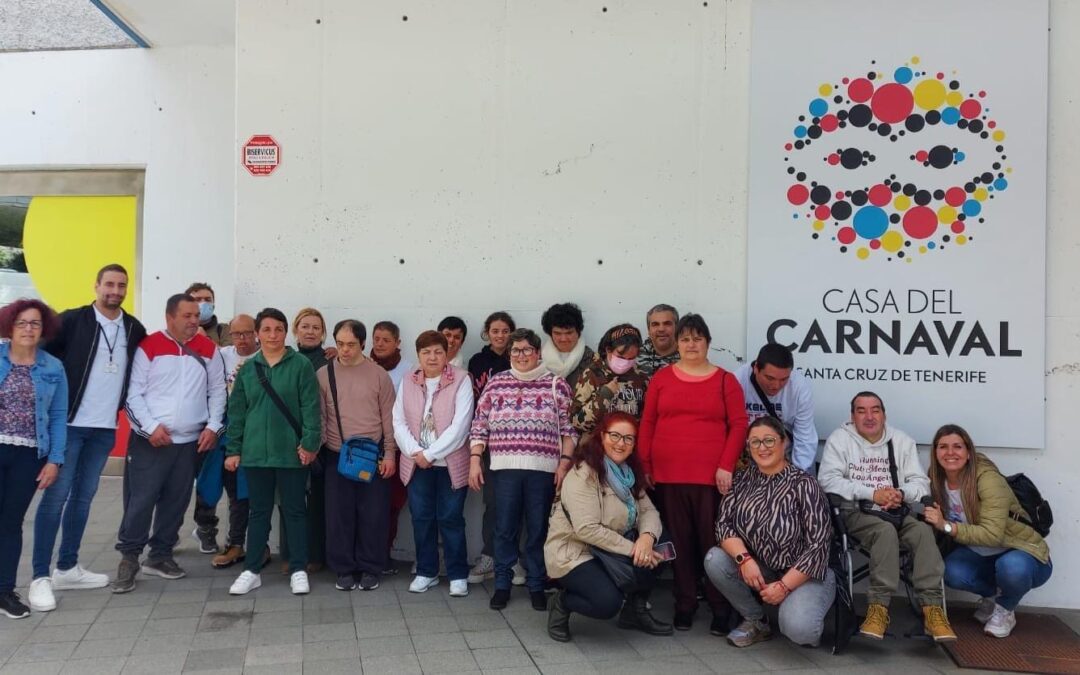 Los usuarios y usuarias del Centro Ocupacional Nuestra Señora del Amparo han disfrutado de una visita guiada a la Casa del Carnaval de Santa Cruz de Tenerife