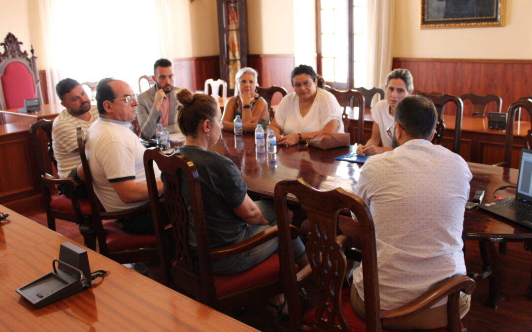 Los grupos políticos y la Plataforma SOS Salvar la Playa de San Marcos reciben información sobre el estado del proyecto de remodelación